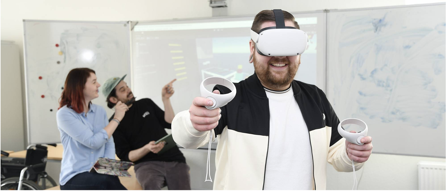 Mann mit VR-Brille